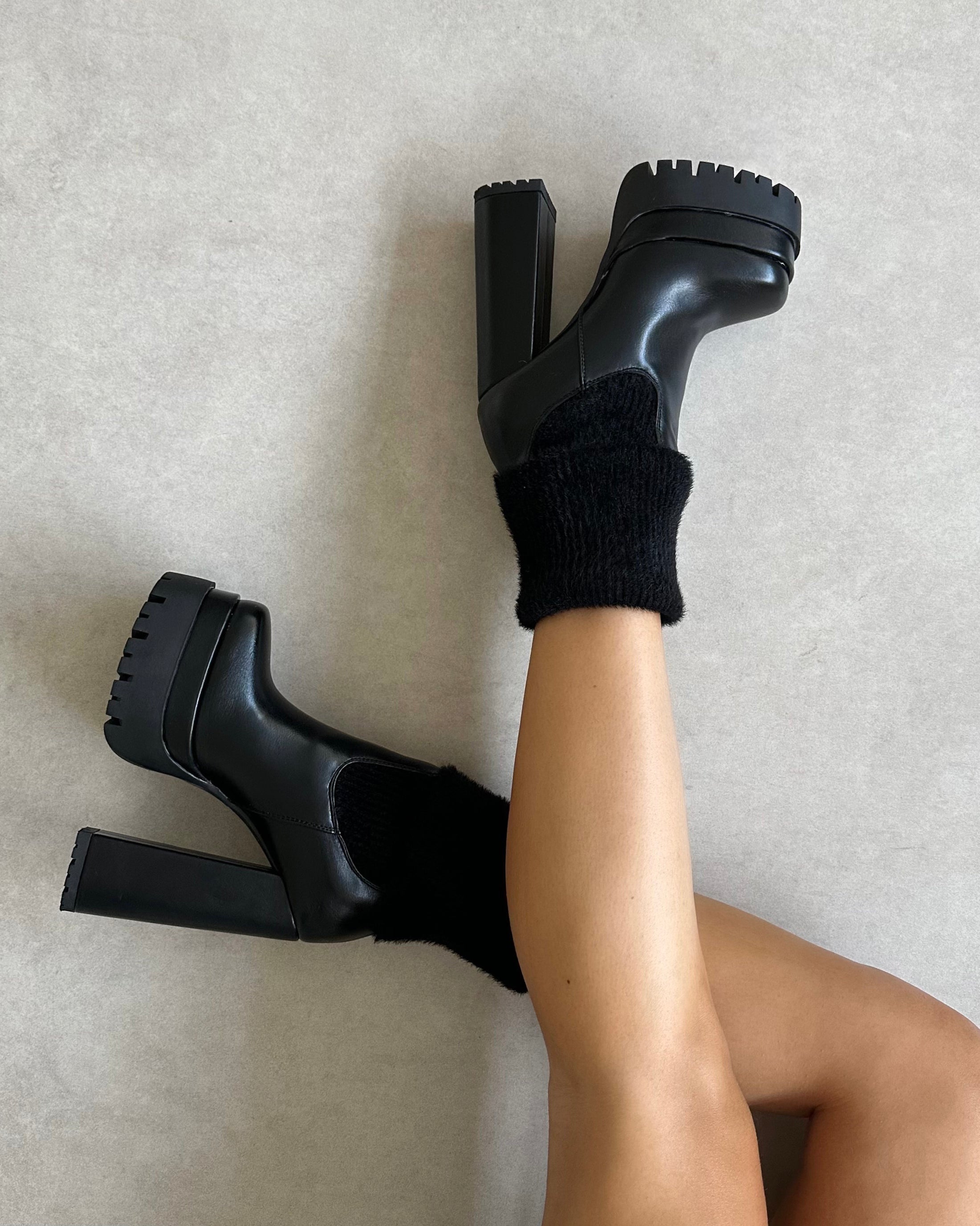 Roddy Black Platform Chelsea Boots With Fluffy Sock
